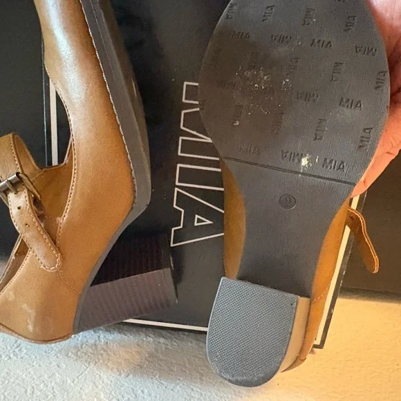 MIA “Susy” Mary Jane Heels Tan - Picture 5 of 7
